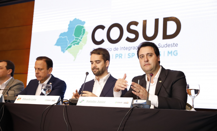 O governador Carlos Massa Ratinho Junior participou neste sábado (19), em Florianópolis (SC), da quinta reunião do Consórcio de Integração Sul e Sudeste (Cosud), que reúne os sete estados das duas regiões. Ratinho Junior destacou a importância de o consórcio discutir temas que colaborem com o País como um todo.