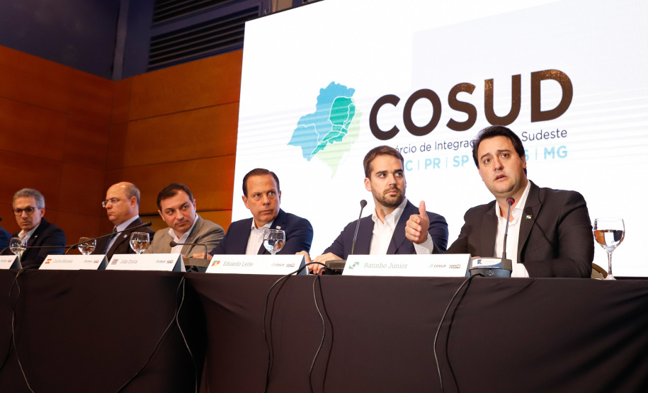 O governador Carlos Massa Ratinho Junior participou neste sábado (19), em Florianópolis (SC), da quinta reunião do Consórcio de Integração Sul e Sudeste (Cosud), que reúne os sete estados das duas regiões. Ratinho Junior destacou a importância de o consórcio discutir temas que colaborem com o País como um todo.