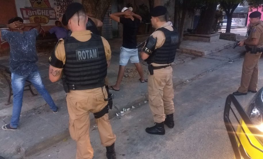 A Operação Todos por Um, realizada pelo 1º Comando Regional da PM (1º CRPM), nesta sexta-feira (18), em Curitiba, abordou 900 pessoas e encaminhou 14 para delegacias. Vinte veículos foram apreendidos. Houve também a lavratura de nove Termos Circunstanciados (oito por uso de drogas e um por desacato). A operação iniciou-se por volta de 17 horas e seguiu até às 23 horas. Foto: Soldado Ismael Ponchio