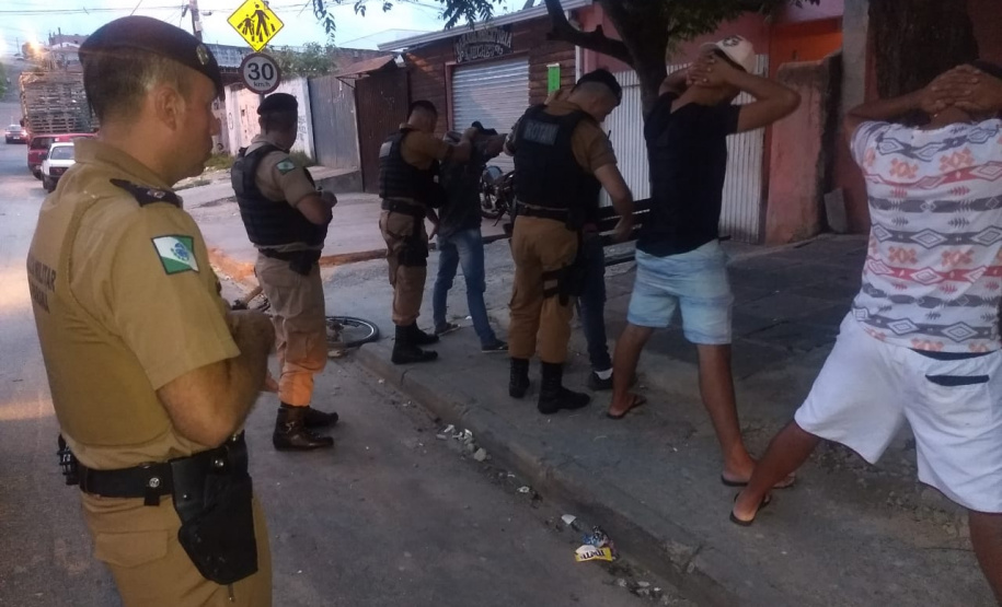 A Operação Todos por Um, realizada pelo 1º Comando Regional da PM (1º CRPM), nesta sexta-feira (18), em Curitiba, abordou 900 pessoas e encaminhou 14 para delegacias. Vinte veículos foram apreendidos. Houve também a lavratura de nove Termos Circunstanciados (oito por uso de drogas e um por desacato). A operação iniciou-se por volta de 17 horas e seguiu até às 23 horas. Foto: Soldado Ismael Ponchio