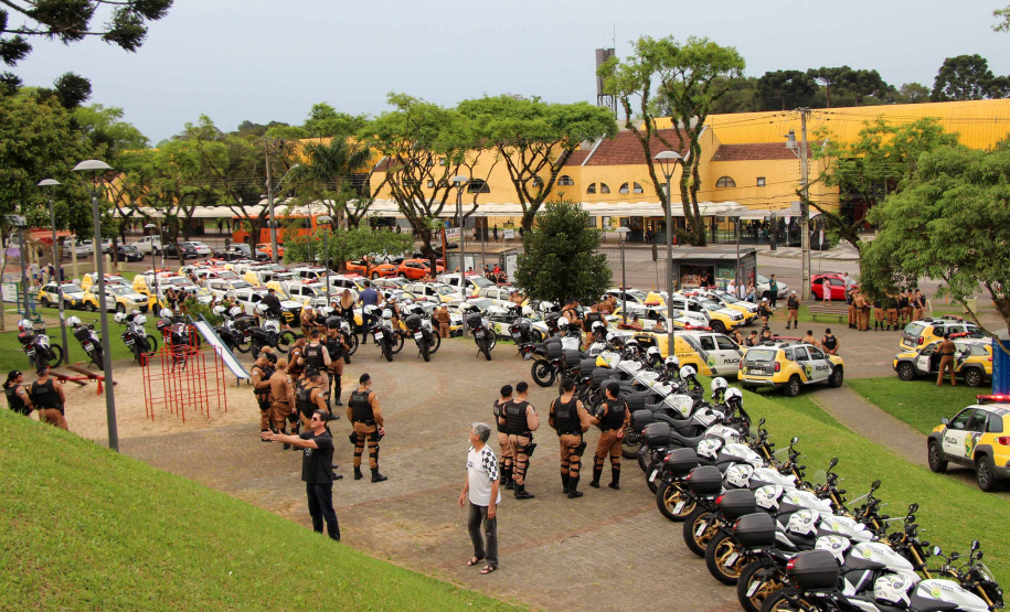 A Operação Todos por Um, realizada pelo 1º Comando Regional da PM (1º CRPM), nesta sexta-feira (18), em Curitiba, abordou 900 pessoas e encaminhou 14 para delegacias. Vinte veículos foram apreendidos. Houve também a lavratura de nove Termos Circunstanciados (oito por uso de drogas e um por desacato). A operação iniciou-se por volta de 17 horas e seguiu até às 23 horas. Foto: Soldado Ismael Ponchio