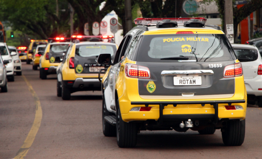 A Operação Todos por Um, realizada pelo 1º Comando Regional da PM (1º CRPM), nesta sexta-feira (18), em Curitiba, abordou 900 pessoas e encaminhou 14 para delegacias. Vinte veículos foram apreendidos. Houve também a lavratura de nove Termos Circunstanciados (oito por uso de drogas e um por desacato). A operação iniciou-se por volta de 17 horas e seguiu até às 23 horas. Foto: Soldado Ismael Ponchio