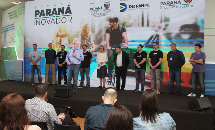 O Governo do Estado encerrou neste sábado (19) a primeira edição da Semana Paraná Inovador com uma nova lei, que cria o Dia da Eletromobilidade. O objetivo é incentivar essa tecnologia e ampliar as ações de sustentabilidade no Estado. O texto que estabelece a celebração anual no Paraná todo dia 19 de outubro, foi sancionado simbolicamente pelo vice-governador Darci Piana em ato no Palácio Iguaçu.
 Foto: Ari Dias/AEN