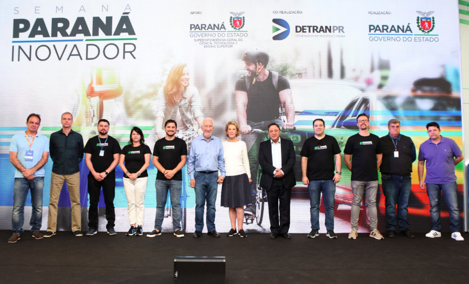 O Governo do Estado encerrou neste sábado (19) a primeira edição da Semana Paraná Inovador com uma nova lei, que cria o Dia da Eletromobilidade. O objetivo é incentivar essa tecnologia e ampliar as ações de sustentabilidade no Estado. O texto que estabelece a celebração anual no Paraná todo dia 19 de outubro, foi sancionado simbolicamente pelo vice-governador Darci Piana em ato no Palácio Iguaçu.
 Foto: Ari Dias/AEN