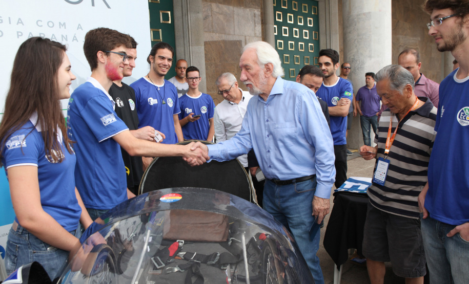 O Governo do Estado encerrou neste sábado (19) a primeira edição da Semana Paraná Inovador com uma nova lei, que cria o Dia da Eletromobilidade. O objetivo é incentivar essa tecnologia e ampliar as ações de sustentabilidade no Estado. O texto que estabelece a celebração anual no Paraná todo dia 19 de outubro, foi sancionado simbolicamente pelo vice-governador Darci Piana em ato no Palácio Iguaçu.
 Foto: Ari Dias/AEN