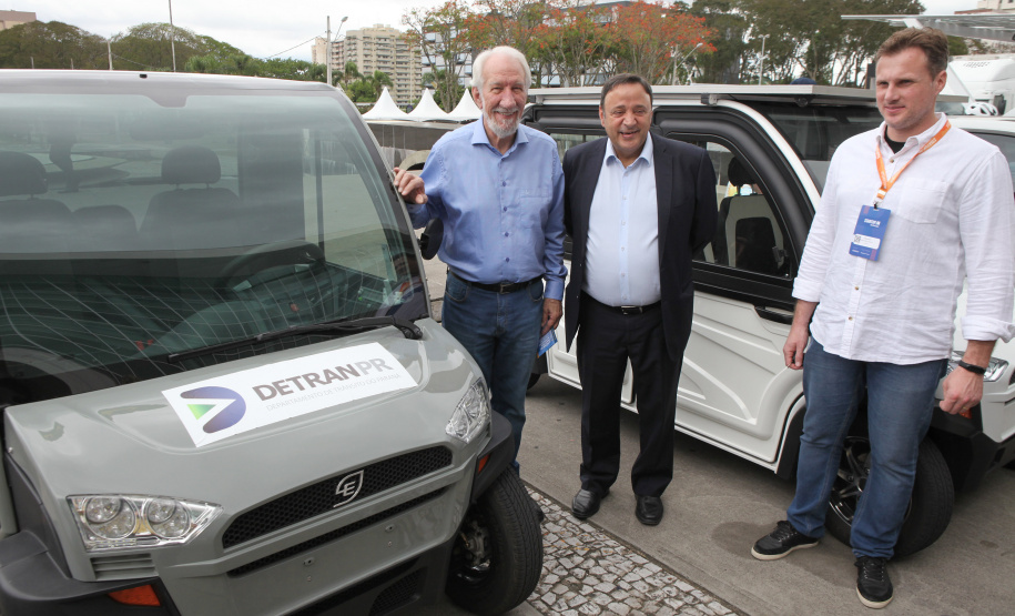 O Governo do Estado encerrou neste sábado (19) a primeira edição da Semana Paraná Inovador com uma nova lei, que cria o Dia da Eletromobilidade. O objetivo é incentivar essa tecnologia e ampliar as ações de sustentabilidade no Estado. O texto que estabelece a celebração anual no Paraná todo dia 19 de outubro, foi sancionado simbolicamente pelo vice-governador Darci Piana em ato no Palácio Iguaçu.
 Foto: Ari Dias/AEN