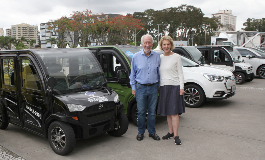 O Governo do Estado encerrou neste sábado (19) a primeira edição da Semana Paraná Inovador com uma nova lei, que cria o Dia da Eletromobilidade. O objetivo é incentivar essa tecnologia e ampliar as ações de sustentabilidade no Estado. O texto que estabelece a celebração anual no Paraná todo dia 19 de outubro, foi sancionado simbolicamente pelo vice-governador Darci Piana em ato no Palácio Iguaçu.
 Foto: Ari Dias/AEN