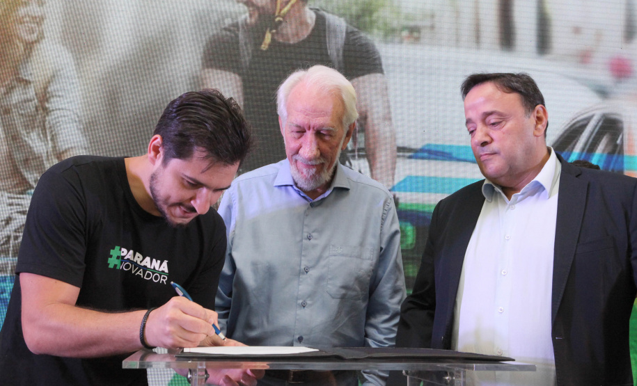 O Governo do Estado encerrou neste sábado (19) a primeira edição da Semana Paraná Inovador com uma nova lei, que cria o Dia da Eletromobilidade. O objetivo é incentivar essa tecnologia e ampliar as ações de sustentabilidade no Estado. O texto que estabelece a celebração anual no Paraná todo dia 19 de outubro, foi sancionado simbolicamente pelo vice-governador Darci Piana em ato no Palácio Iguaçu.
 Foto: Ari Dias/AEN