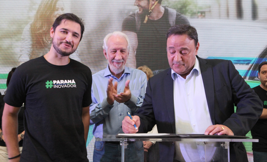 O Governo do Estado encerrou neste sábado (19) a primeira edição da Semana Paraná Inovador com uma nova lei, que cria o Dia da Eletromobilidade. O objetivo é incentivar essa tecnologia e ampliar as ações de sustentabilidade no Estado. O texto que estabelece a celebração anual no Paraná todo dia 19 de outubro, foi sancionado simbolicamente pelo vice-governador Darci Piana em ato no Palácio Iguaçu.
 Foto: Ari Dias/AEN