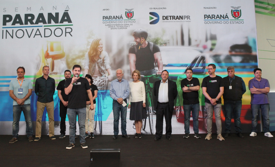 O Governo do Estado encerrou neste sábado (19) a primeira edição da Semana Paraná Inovador com uma nova lei, que cria o Dia da Eletromobilidade. O objetivo é incentivar essa tecnologia e ampliar as ações de sustentabilidade no Estado. O texto que estabelece a celebração anual no Paraná todo dia 19 de outubro, foi sancionado simbolicamente pelo vice-governador Darci Piana em ato no Palácio Iguaçu.
 Foto: Ari Dias/AEN