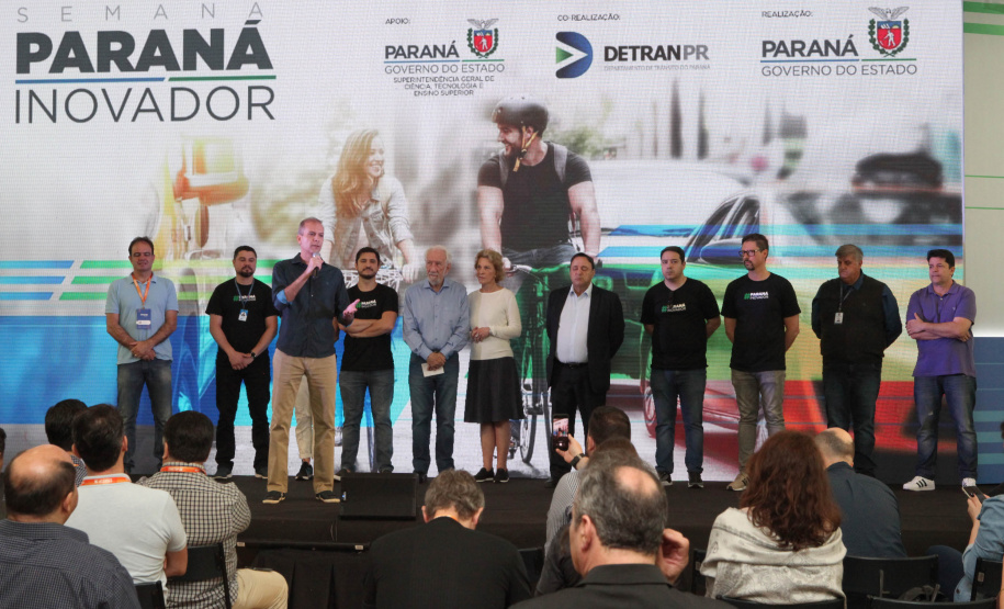 O Governo do Estado encerrou neste sábado (19) a primeira edição da Semana Paraná Inovador com uma nova lei, que cria o Dia da Eletromobilidade. O objetivo é incentivar essa tecnologia e ampliar as ações de sustentabilidade no Estado. O texto que estabelece a celebração anual no Paraná todo dia 19 de outubro, foi sancionado simbolicamente pelo vice-governador Darci Piana em ato no Palácio Iguaçu.
 Foto: Ari Dias/AEN