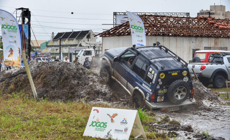 Guaratuba, Antonina, Matinhos, Morretes, Pontal do Paraná, Guaraqueçaba e Paranaguá, no Litoral, abrigam até o próximo fim de semana competições de handebol, surf, triátlon, além de espetáculos de balonismo e Futebol das Estrelas. É a quarta etapa dos Jogos de Aventura e Natureza, a segunda no Litoral do Estado. A abertura foi sábado (19) e as atividades acontecem durante a semana.Foto: Denis Ferreira Netto/SEDEST