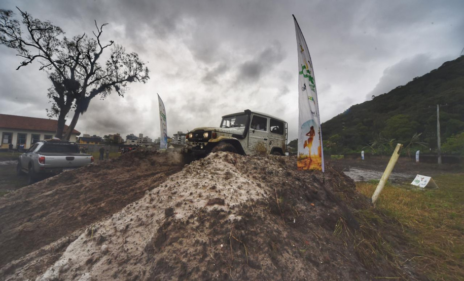 Guaratuba, Antonina, Matinhos, Morretes, Pontal do Paraná, Guaraqueçaba e Paranaguá, no Litoral, abrigam até o próximo fim de semana competições de handebol, surf, triátlon, além de espetáculos de balonismo e Futebol das Estrelas. É a quarta etapa dos Jogos de Aventura e Natureza, a segunda no Litoral do Estado. A abertura foi sábado (19) e as atividades acontecem durante a semana.Foto: Denis Ferreira Netto/SEDEST