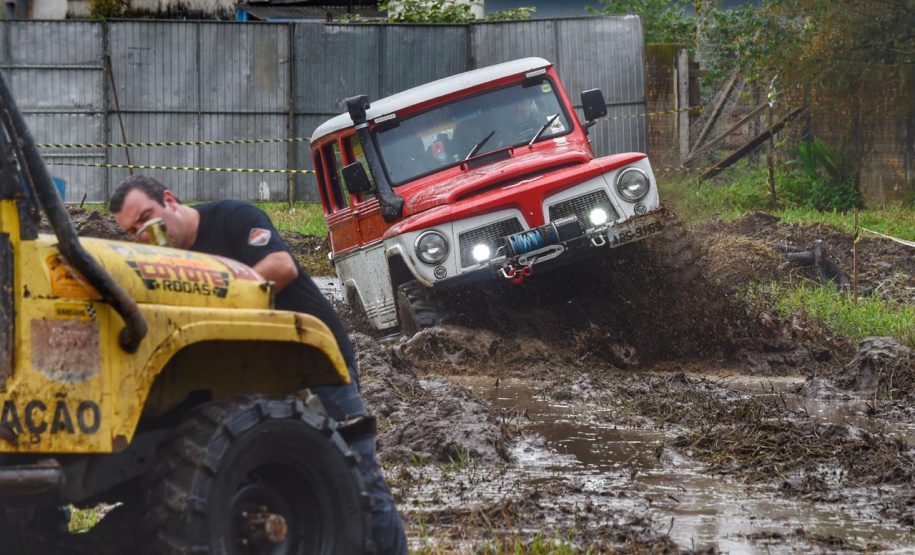 Guaratuba, Antonina, Matinhos, Morretes, Pontal do Paraná, Guaraqueçaba e Paranaguá, no Litoral, abrigam até o próximo fim de semana competições de handebol, surf, triátlon, além de espetáculos de balonismo e Futebol das Estrelas. É a quarta etapa dos Jogos de Aventura e Natureza, a segunda no Litoral do Estado. A abertura foi sábado (19) e as atividades acontecem durante a semana.Foto: Denis Ferreira Netto/SEDEST