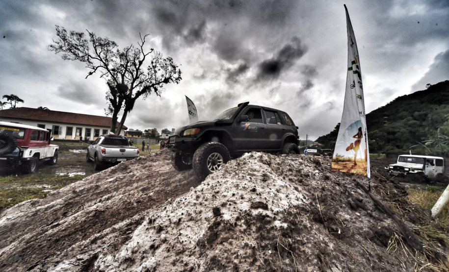 Guaratuba, Antonina, Matinhos, Morretes, Pontal do Paraná, Guaraqueçaba e Paranaguá, no Litoral, abrigam até o próximo fim de semana competições de handebol, surf, triátlon, além de espetáculos de balonismo e Futebol das Estrelas. É a quarta etapa dos Jogos de Aventura e Natureza, a segunda no Litoral do Estado. A abertura foi sábado (19) e as atividades acontecem durante a semana.Foto: Denis Ferreira Netto/SEDEST