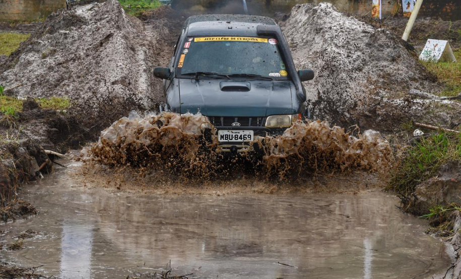 Guaratuba, Antonina, Matinhos, Morretes, Pontal do Paraná, Guaraqueçaba e Paranaguá, no Litoral, abrigam até o próximo fim de semana competições de handebol, surf, triátlon, além de espetáculos de balonismo e Futebol das Estrelas. É a quarta etapa dos Jogos de Aventura e Natureza, a segunda no Litoral do Estado. A abertura foi sábado (19) e as atividades acontecem durante a semana.Foto: Denis Ferreira Netto/SEDEST