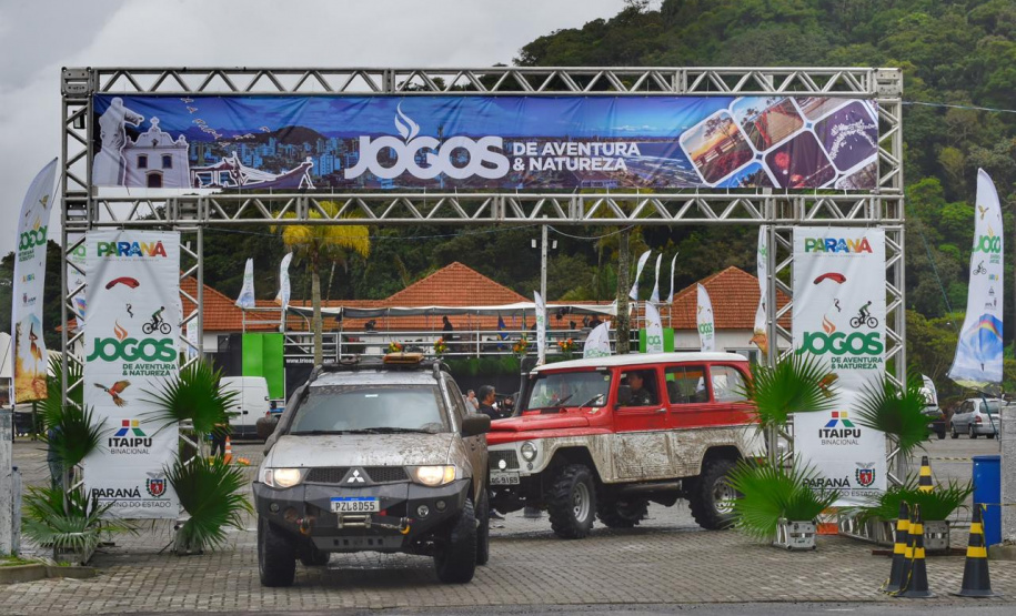 Guaratuba, Antonina, Matinhos, Morretes, Pontal do Paraná, Guaraqueçaba e Paranaguá, no Litoral, abrigam até o próximo fim de semana competições de handebol, surf, triátlon, além de espetáculos de balonismo e Futebol das Estrelas. É a quarta etapa dos Jogos de Aventura e Natureza, a segunda no Litoral do Estado. A abertura foi sábado (19) e as atividades acontecem durante a semana.Foto: Denis Ferreira Netto/SEDEST