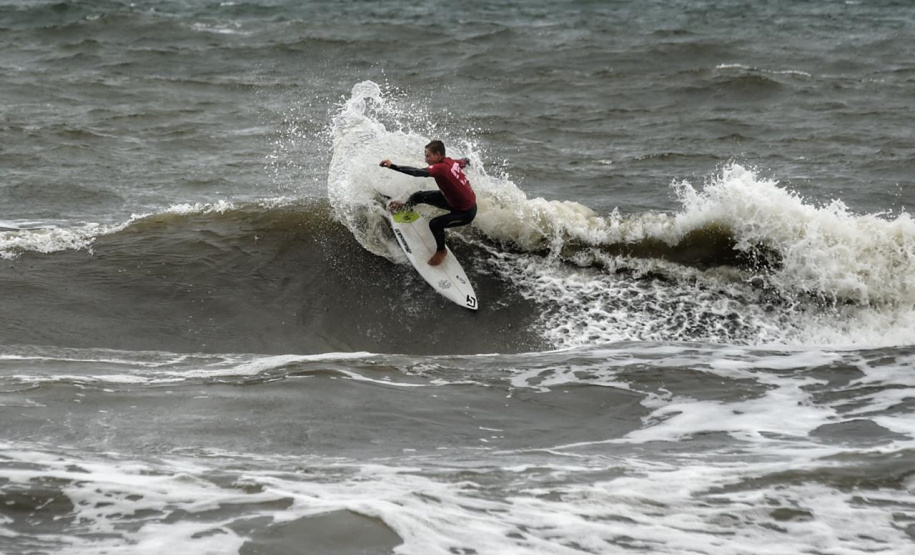 Guaratuba, Antonina, Matinhos, Morretes, Pontal do Paraná, Guaraqueçaba e Paranaguá, no Litoral, abrigam até o próximo fim de semana competições de handebol, surf, triátlon, além de espetáculos de balonismo e Futebol das Estrelas. É a quarta etapa dos Jogos de Aventura e Natureza, a segunda no Litoral do Estado. A abertura foi sábado (19) e as atividades acontecem durante a semana.Foto: Denis Ferreira Netto/SEDEST