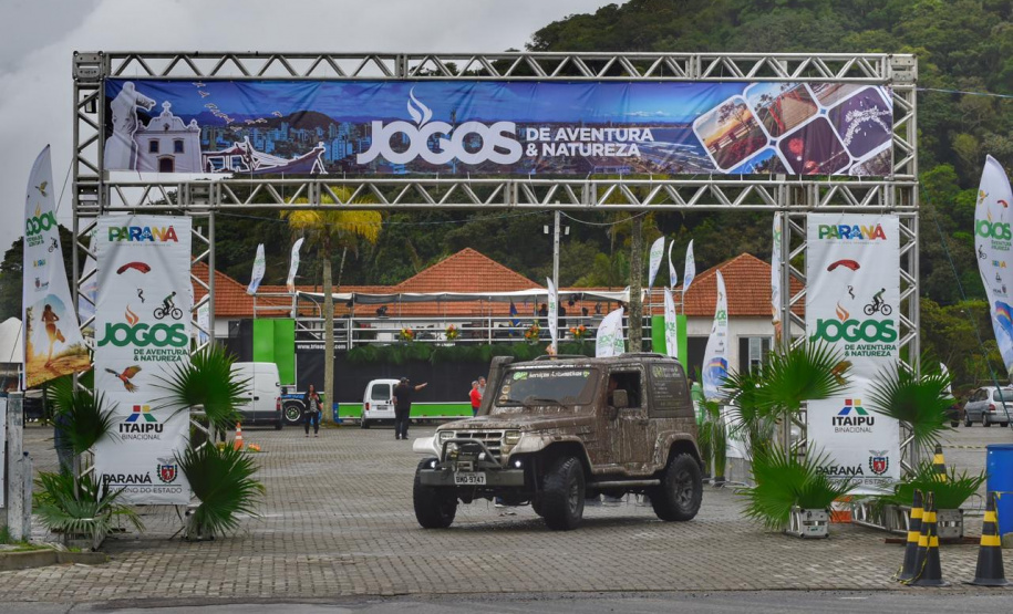 Guaratuba, Antonina, Matinhos, Morretes, Pontal do Paraná, Guaraqueçaba e Paranaguá, no Litoral, abrigam até o próximo fim de semana competições de handebol, surf, triátlon, além de espetáculos de balonismo e Futebol das Estrelas. É a quarta etapa dos Jogos de Aventura e Natureza, a segunda no Litoral do Estado. A abertura foi sábado (19) e as atividades acontecem durante a semana.Foto: Denis Ferreira Netto/SEDEST