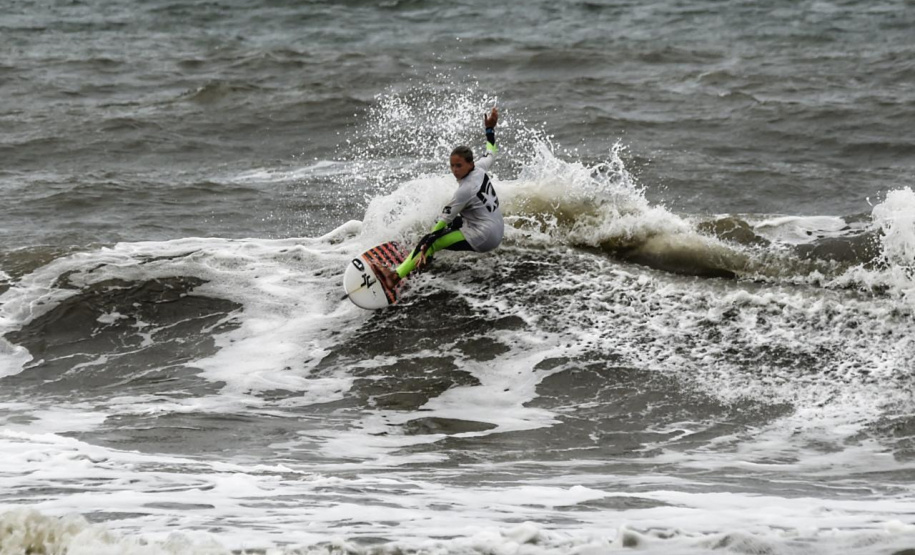 Guaratuba, Antonina, Matinhos, Morretes, Pontal do Paraná, Guaraqueçaba e Paranaguá, no Litoral, abrigam até o próximo fim de semana competições de handebol, surf, triátlon, além de espetáculos de balonismo e Futebol das Estrelas. É a quarta etapa dos Jogos de Aventura e Natureza, a segunda no Litoral do Estado. A abertura foi sábado (19) e as atividades acontecem durante a semana.Foto: Denis Ferreira Netto/SEDEST