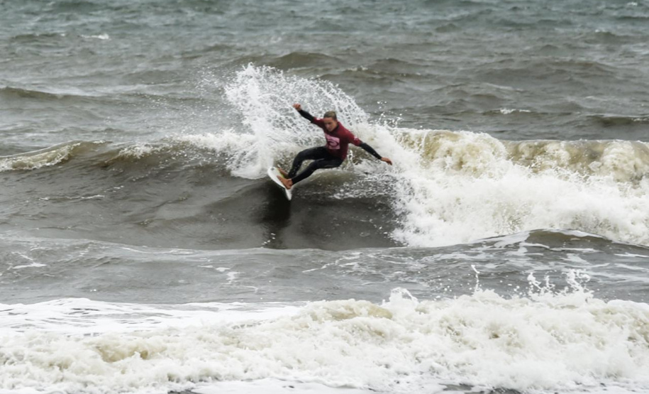 Guaratuba, Antonina, Matinhos, Morretes, Pontal do Paraná, Guaraqueçaba e Paranaguá, no Litoral, abrigam até o próximo fim de semana competições de handebol, surf, triátlon, além de espetáculos de balonismo e Futebol das Estrelas. É a quarta etapa dos Jogos de Aventura e Natureza, a segunda no Litoral do Estado. A abertura foi sábado (19) e as atividades acontecem durante a semana.Foto: Denis Ferreira Netto/SEDEST