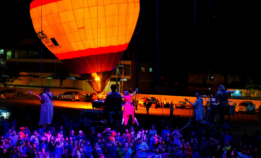 Guaratuba, Antonina, Matinhos, Morretes, Pontal do Paraná, Guaraqueçaba e Paranaguá, no Litoral, abrigam até o próximo fim de semana competições de handebol, surf, triátlon, além de espetáculos de balonismo e Futebol das Estrelas. É a quarta etapa dos Jogos de Aventura e Natureza, a segunda no Litoral do Estado. A abertura foi sábado (19) e as atividades acontecem durante a semana.Foto: Denis Ferreira Netto/SEDEST