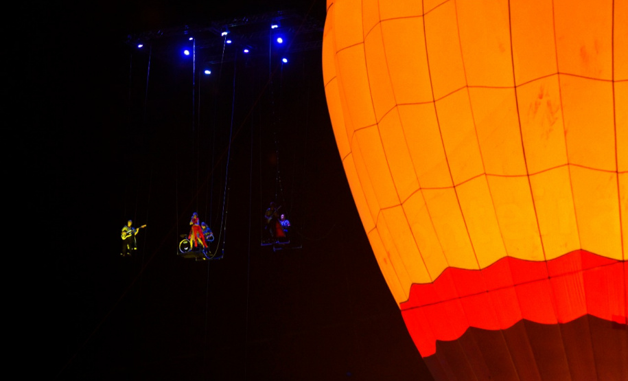 Guaratuba, Antonina, Matinhos, Morretes, Pontal do Paraná, Guaraqueçaba e Paranaguá, no Litoral, abrigam até o próximo fim de semana competições de handebol, surf, triátlon, além de espetáculos de balonismo e Futebol das Estrelas. É a quarta etapa dos Jogos de Aventura e Natureza, a segunda no Litoral do Estado. A abertura foi sábado (19) e as atividades acontecem durante a semana.Foto: Denis Ferreira Netto/SEDEST