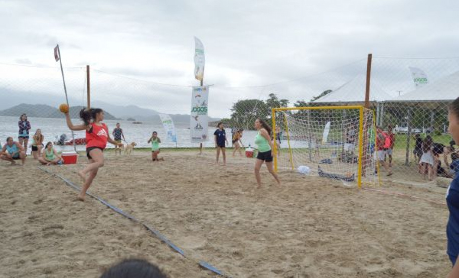 Guaratuba, Antonina, Matinhos, Morretes, Pontal do Paraná, Guaraqueçaba e Paranaguá, no Litoral, abrigam até o próximo fim de semana competições de handebol, surf, triátlon, além de espetáculos de balonismo e Futebol das Estrelas. É a quarta etapa dos Jogos de Aventura e Natureza, a segunda no Litoral do Estado. A abertura foi sábado (19) e as atividades acontecem durante a semana.Foto: Denis Ferreira Netto/SEDEST