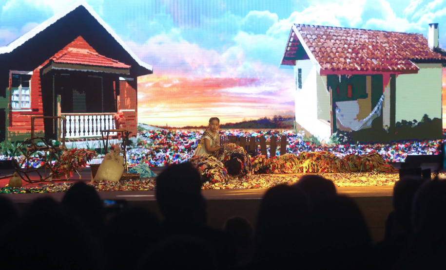 O governador Carlos Massa Ratinho Junior particiou nesta segunda-feira (21) do evento de premiação do Concurso Agrinho 2019. Promovido pela Federação da Agricultura do Paraná (Faep), com a parceria do Governo do Estado, o programa envolve, todo ano, aproximadamente 800 mil alunos e mais de 50 mil professores. Pinhais,21/10/2019 Foto:Jaelson Lucas / AEN