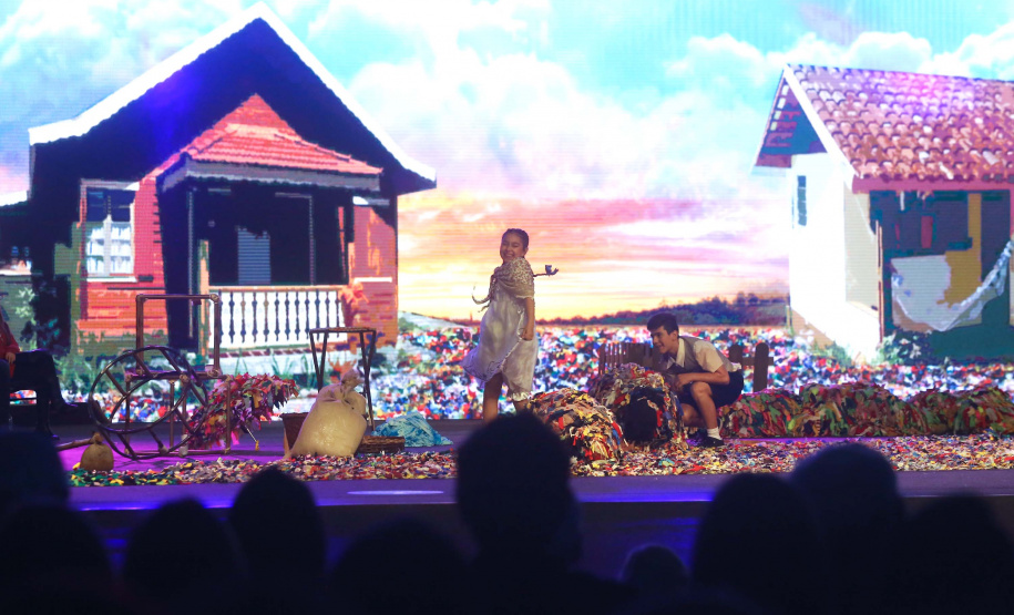 O governador Carlos Massa Ratinho Junior particiou nesta segunda-feira (21) do evento de premiação do Concurso Agrinho 2019. Promovido pela Federação da Agricultura do Paraná (Faep), com a parceria do Governo do Estado, o programa envolve, todo ano, aproximadamente 800 mil alunos e mais de 50 mil professores. Pinhais,21/10/2019 Foto:Jaelson Lucas / AEN