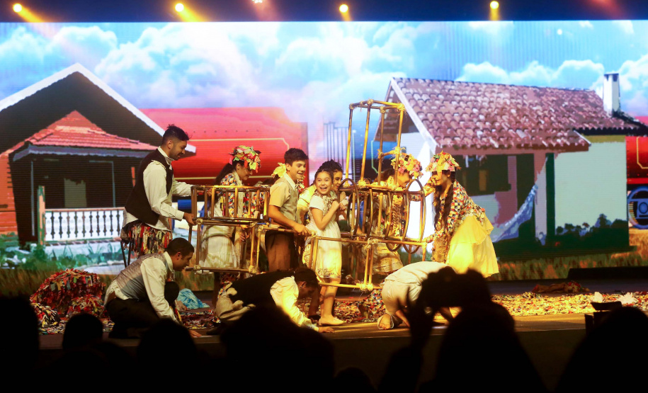 O governador Carlos Massa Ratinho Junior particiou nesta segunda-feira (21) do evento de premiação do Concurso Agrinho 2019. Promovido pela Federação da Agricultura do Paraná (Faep), com a parceria do Governo do Estado, o programa envolve, todo ano, aproximadamente 800 mil alunos e mais de 50 mil professores. Pinhais,21/10/2019 Foto:Jaelson Lucas / AEN