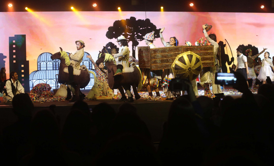 O governador Carlos Massa Ratinho Junior particiou nesta segunda-feira (21) do evento de premiação do Concurso Agrinho 2019. Promovido pela Federação da Agricultura do Paraná (Faep), com a parceria do Governo do Estado, o programa envolve, todo ano, aproximadamente 800 mil alunos e mais de 50 mil professores. Pinhais,21/10/2019 Foto:Jaelson Lucas / AEN