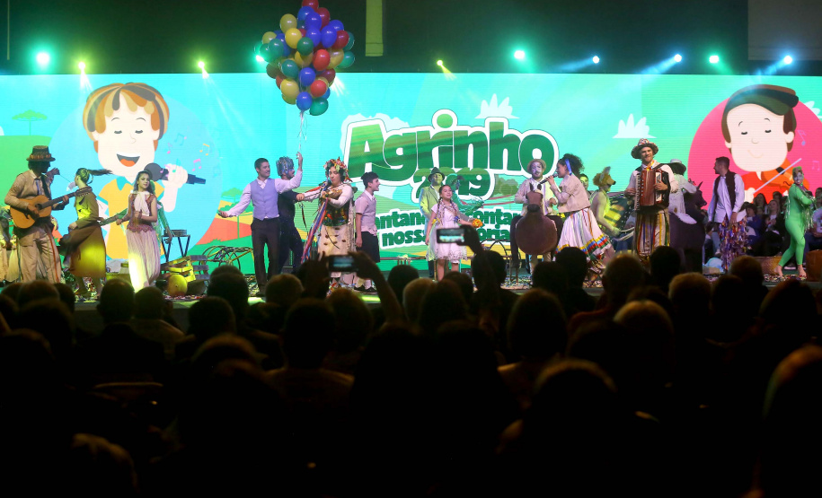 O governador Carlos Massa Ratinho Junior particiou nesta segunda-feira (21) do evento de premiação do Concurso Agrinho 2019. Promovido pela Federação da Agricultura do Paraná (Faep), com a parceria do Governo do Estado, o programa envolve, todo ano, aproximadamente 800 mil alunos e mais de 50 mil professores. Pinhais,21/10/2019 Foto:Jaelson Lucas / AEN