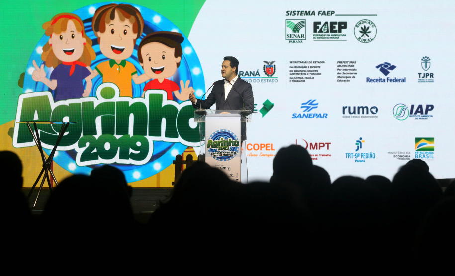 O governador Carlos Massa Ratinho Junior particiou nesta segunda-feira (21) do evento de premiação do Concurso Agrinho 2019. Promovido pela Federação da Agricultura do Paraná (Faep), com a parceria do Governo do Estado, o programa envolve, todo ano, aproximadamente 800 mil alunos e mais de 50 mil professores. Pinhais,21/10/2019 Foto:Jaelson Lucas / AEN