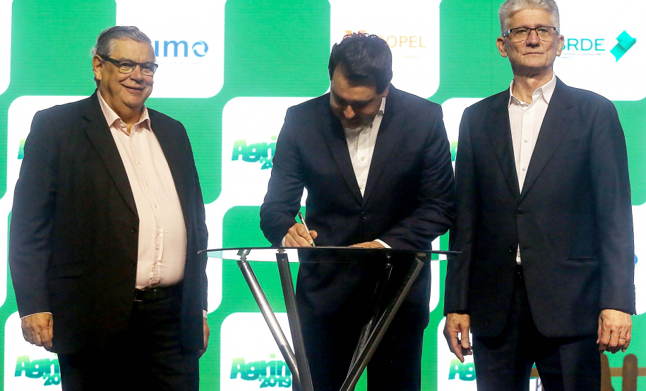 O governador Carlos Massa Ratinho Junior particiou nesta segunda-feira (21) do evento de premiação do Concurso Agrinho 2019. Promovido pela Federação da Agricultura do Paraná (Faep), com a parceria do Governo do Estado, o programa envolve, todo ano, aproximadamente 800 mil alunos e mais de 50 mil professores. Pinhais,21/10/2019 Foto:Jaelson Lucas / AEN