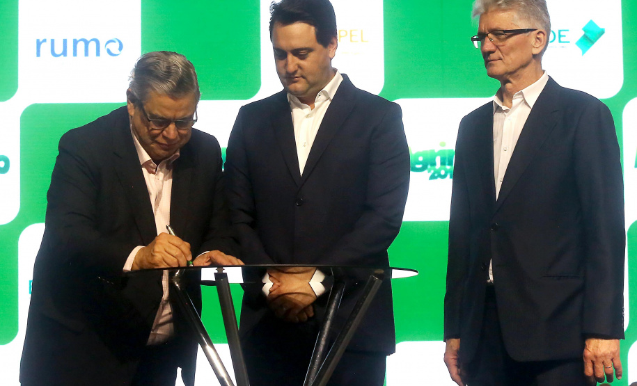 O governador Carlos Massa Ratinho Junior particiou nesta segunda-feira (21) do evento de premiação do Concurso Agrinho 2019. Promovido pela Federação da Agricultura do Paraná (Faep), com a parceria do Governo do Estado, o programa envolve, todo ano, aproximadamente 800 mil alunos e mais de 50 mil professores. Pinhais,21/10/2019 Foto:Jaelson Lucas / AEN