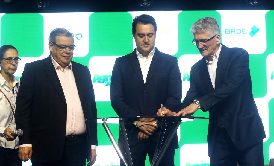 O governador Carlos Massa Ratinho Junior particiou nesta segunda-feira (21) do evento de premiação do Concurso Agrinho 2019. Promovido pela Federação da Agricultura do Paraná (Faep), com a parceria do Governo do Estado, o programa envolve, todo ano, aproximadamente 800 mil alunos e mais de 50 mil professores. Pinhais,21/10/2019 Foto:Jaelson Lucas / AEN