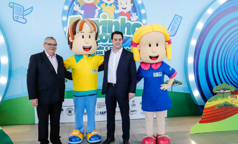 O Governo do Estado e a Federação da Agricultura do Estado do Paraná (Faep) renovaram nesta segunda-feira (21) o convênio para o programa Agrinho nas escolas estaduais do Paraná. O programa leva a escolas das redes públicas municipal e estadual atividades e materiais pedagógicos que tratam da preservação do meio ambiente, despertar da consciência de cidadania e questões que envolvem saúde e qualidade de vida.