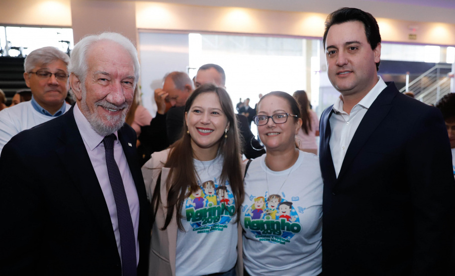 O Governo do Estado e a Federação da Agricultura do Estado do Paraná (Faep) renovaram nesta segunda-feira (21) o convênio para o programa Agrinho nas escolas estaduais do Paraná. O programa leva a escolas das redes públicas municipal e estadual atividades e materiais pedagógicos que tratam da preservação do meio ambiente, despertar da consciência de cidadania e questões que envolvem saúde e qualidade de vida.