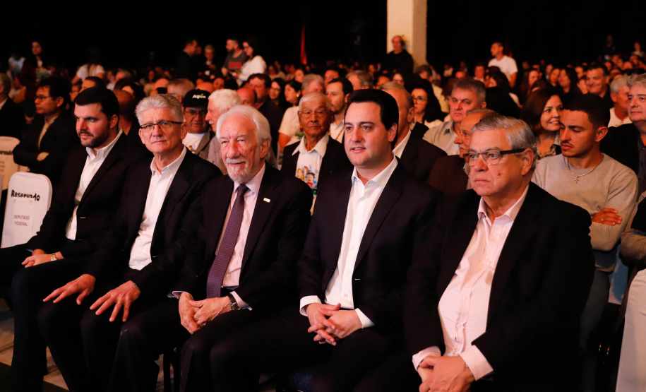 O Governo do Estado e a Federação da Agricultura do Estado do Paraná (Faep) renovaram nesta segunda-feira (21) o convênio para o programa Agrinho nas escolas estaduais do Paraná. O programa leva a escolas das redes públicas municipal e estadual atividades e materiais pedagógicos que tratam da preservação do meio ambiente, despertar da consciência de cidadania e questões que envolvem saúde e qualidade de vida.