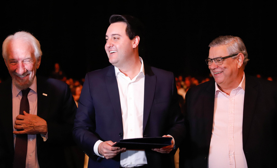 O Governo do Estado e a Federação da Agricultura do Estado do Paraná (Faep) renovaram nesta segunda-feira (21) o convênio para o programa Agrinho nas escolas estaduais do Paraná. O programa leva a escolas das redes públicas municipal e estadual atividades e materiais pedagógicos que tratam da preservação do meio ambiente, despertar da consciência de cidadania e questões que envolvem saúde e qualidade de vida.