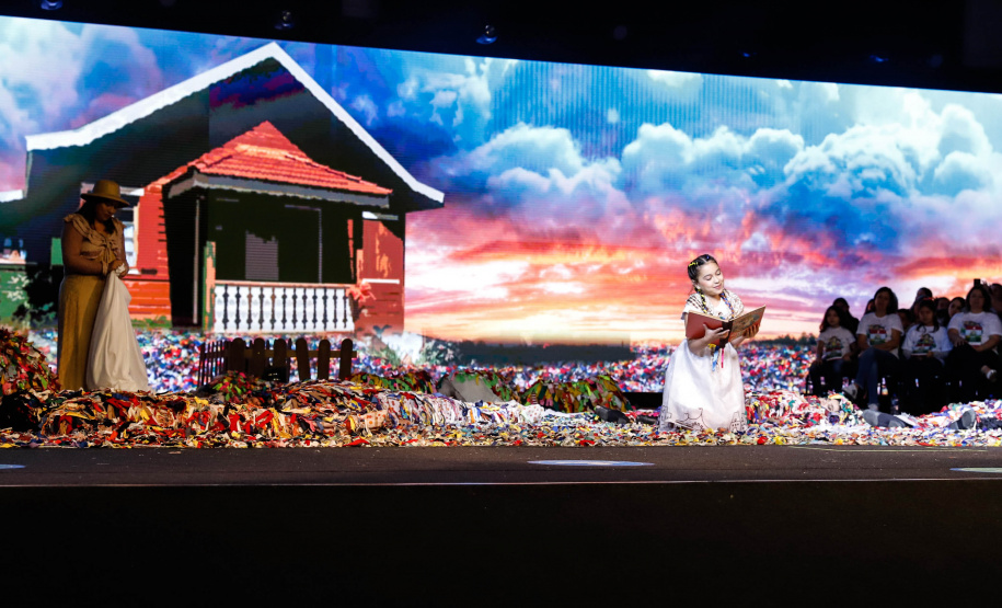 O Governo do Estado e a Federação da Agricultura do Estado do Paraná (Faep) renovaram nesta segunda-feira (21) o convênio para o programa Agrinho nas escolas estaduais do Paraná. O programa leva a escolas das redes públicas municipal e estadual atividades e materiais pedagógicos que tratam da preservação do meio ambiente, despertar da consciência de cidadania e questões que envolvem saúde e qualidade de vida.