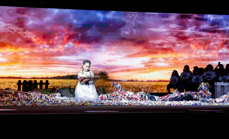 O Governo do Estado e a Federação da Agricultura do Estado do Paraná (Faep) renovaram nesta segunda-feira (21) o convênio para o programa Agrinho nas escolas estaduais do Paraná. O programa leva a escolas das redes públicas municipal e estadual atividades e materiais pedagógicos que tratam da preservação do meio ambiente, despertar da consciência de cidadania e questões que envolvem saúde e qualidade de vida.