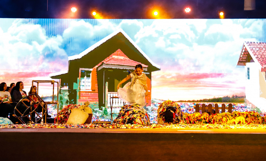 O Governo do Estado e a Federação da Agricultura do Estado do Paraná (Faep) renovaram nesta segunda-feira (21) o convênio para o programa Agrinho nas escolas estaduais do Paraná. O programa leva a escolas das redes públicas municipal e estadual atividades e materiais pedagógicos que tratam da preservação do meio ambiente, despertar da consciência de cidadania e questões que envolvem saúde e qualidade de vida.