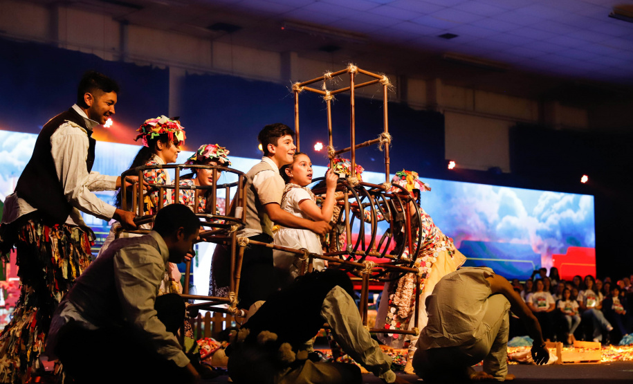 O Governo do Estado e a Federação da Agricultura do Estado do Paraná (Faep) renovaram nesta segunda-feira (21) o convênio para o programa Agrinho nas escolas estaduais do Paraná. O programa leva a escolas das redes públicas municipal e estadual atividades e materiais pedagógicos que tratam da preservação do meio ambiente, despertar da consciência de cidadania e questões que envolvem saúde e qualidade de vida.