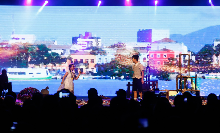 O Governo do Estado e a Federação da Agricultura do Estado do Paraná (Faep) renovaram nesta segunda-feira (21) o convênio para o programa Agrinho nas escolas estaduais do Paraná. O programa leva a escolas das redes públicas municipal e estadual atividades e materiais pedagógicos que tratam da preservação do meio ambiente, despertar da consciência de cidadania e questões que envolvem saúde e qualidade de vida.