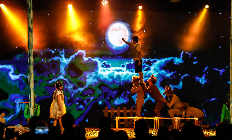 O Governo do Estado e a Federação da Agricultura do Estado do Paraná (Faep) renovaram nesta segunda-feira (21) o convênio para o programa Agrinho nas escolas estaduais do Paraná. O programa leva a escolas das redes públicas municipal e estadual atividades e materiais pedagógicos que tratam da preservação do meio ambiente, despertar da consciência de cidadania e questões que envolvem saúde e qualidade de vida.