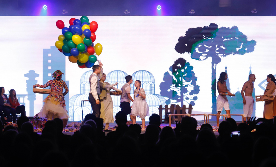 O Governo do Estado e a Federação da Agricultura do Estado do Paraná (Faep) renovaram nesta segunda-feira (21) o convênio para o programa Agrinho nas escolas estaduais do Paraná. O programa leva a escolas das redes públicas municipal e estadual atividades e materiais pedagógicos que tratam da preservação do meio ambiente, despertar da consciência de cidadania e questões que envolvem saúde e qualidade de vida.