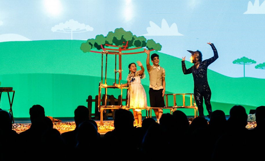 O Governo do Estado e a Federação da Agricultura do Estado do Paraná (Faep) renovaram nesta segunda-feira (21) o convênio para o programa Agrinho nas escolas estaduais do Paraná. O programa leva a escolas das redes públicas municipal e estadual atividades e materiais pedagógicos que tratam da preservação do meio ambiente, despertar da consciência de cidadania e questões que envolvem saúde e qualidade de vida.