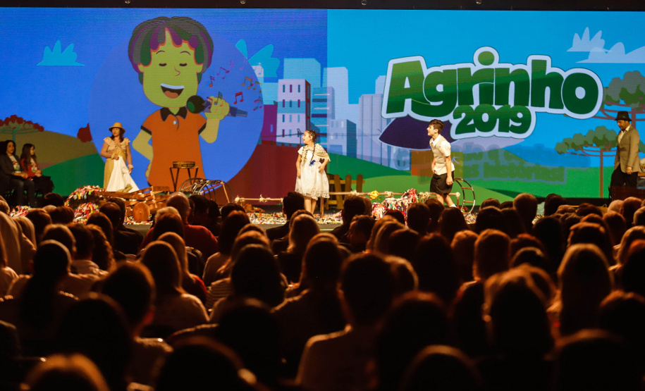 O Governo do Estado e a Federação da Agricultura do Estado do Paraná (Faep) renovaram nesta segunda-feira (21) o convênio para o programa Agrinho nas escolas estaduais do Paraná. O programa leva a escolas das redes públicas municipal e estadual atividades e materiais pedagógicos que tratam da preservação do meio ambiente, despertar da consciência de cidadania e questões que envolvem saúde e qualidade de vida.